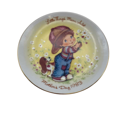 Vintage Avon “Little Things” 13 cm Plate Mothers Day 1983.    CABINET 