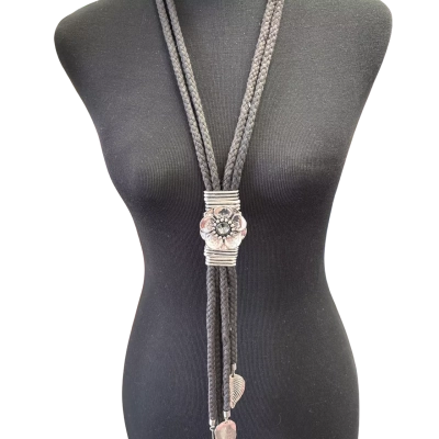  Women’s COSTUME  Necklace with silver flower & leaf embellishments 