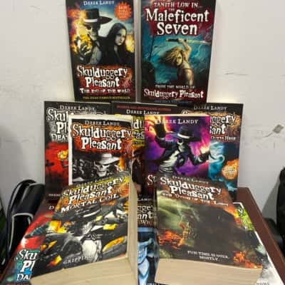 Derek Landy Skulduggery Pleasant X12
