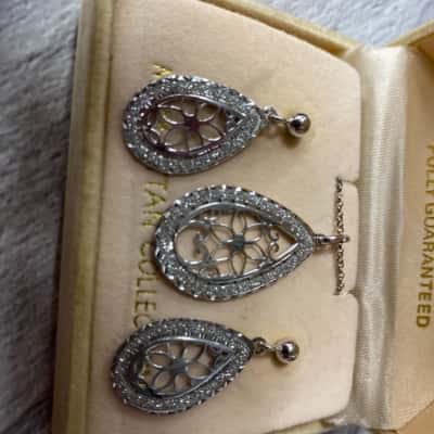  Sterling silver chain pendant and earrings 