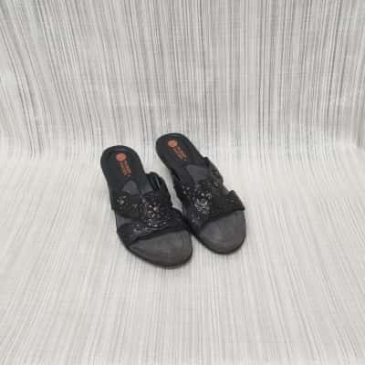 Planet Shoes Ocean / Black Circle Stud Front Detail/ Slip on Wedge Sandals Size 8.5 