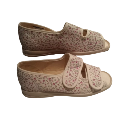  Women's Size 8 Cream Cosyfeel Slippers 