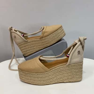 *BNWOT*. Tommy Hilfiger Womens  Size 8.5 Wedges Beige/Natural 