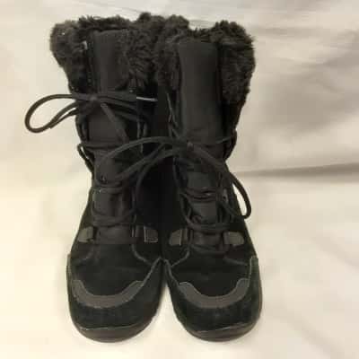 Columbia size 40.5 black lace-up suede finish quilted High and cool hiking athleisure boot