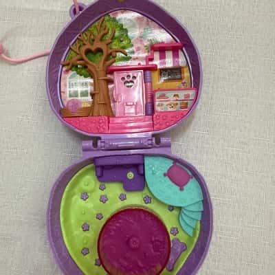 Mattel Polly Pocket Hedgehog Coffee Shop Compact, playset.The compact is shaped like a hedgehog with a flower fidget spinner on the front. Not accessories, including(B15)