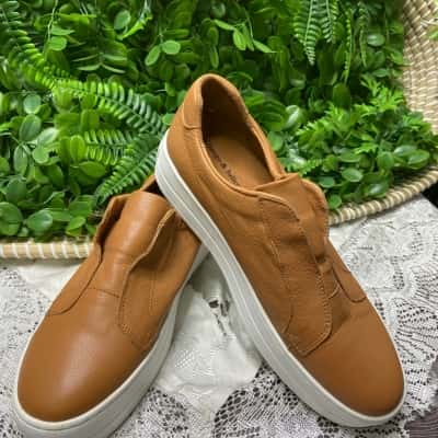 Django & Juliette  Womens  Size 40 Flats Beige 