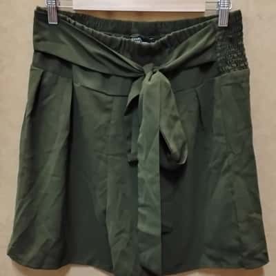  Womens  Size L Ruffled Hemline short Green 