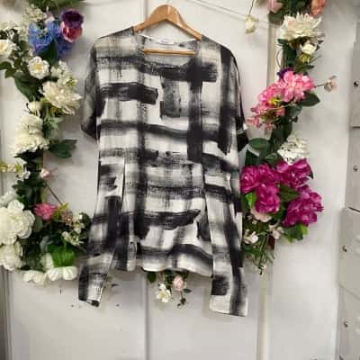  Womens  Size 10 3/4 Sleeve Top Black  / Green / White 