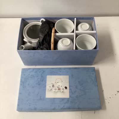 NEW - Teapot with Bamboo Handle and 4 Cups Set Blue Flowers