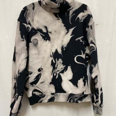  Men’s Black and White Jumper