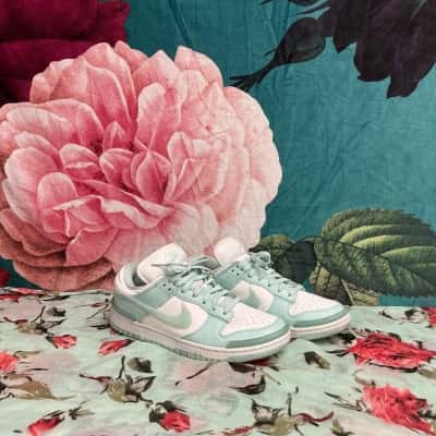 Nike Womens  Size 10 Sneakers Green / White 