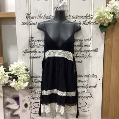  Julianne Brand! BOUTIQUE LABEL DRESS 100% SILK DRESS! Womens  Size XS Mini Dress / Shoestring Strap Dress / Sleeveless Dress  Black  