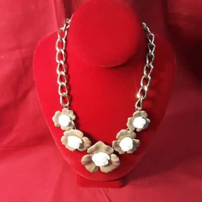 Adorn statement necklace featuring large torque coloured flowers with small white rose centres gold tone curb chain