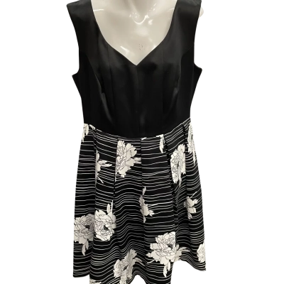 Review Womens  Size 16 Sleeveless Dress  Black  / White 