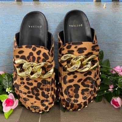 Womens Decjuba Size 7 Leopard print Chain detail Flat