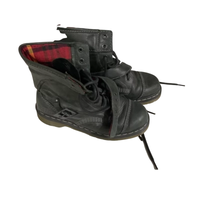 Men’s Dr martens  Size 6 Boots Black  / Gingham 