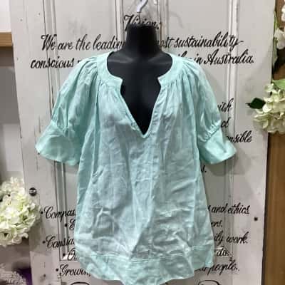  THE FLAT IRON LABEL BRAND! NWOT 100% LINEN SHORT SLEEVED V-NECK SHIRT! Womens  Size 2 Short Sleeve Shirt / Short Sleeve Top / V-Neck Top Green 