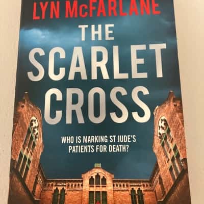 The Scarlet Cross - Lyn McFarlane