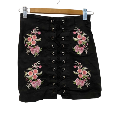 Temt Womens  Size 8 Denim Skirt / Mini Skirt Black  / Floral 
