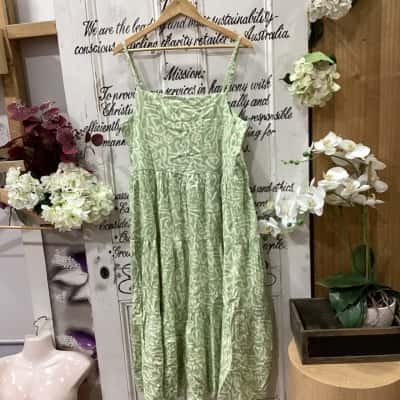 BILLABONG BRAND! Womens  Size 14 / XL Maxi Dress Cream / Green / Pattern! BNWT! GORGEOUS GREAN AND CREAM PATTERN DESIGN! GREAT FOR SPRING OR SUMMER! 