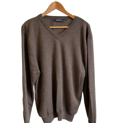 “RB Sellars” Mens  V Neck Jumper -Size XL - mid Brown 