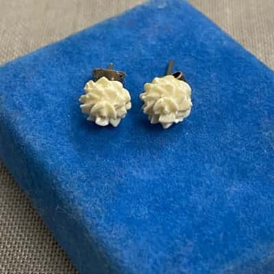  Womens Vintage White Rose Stud Earrings in Box