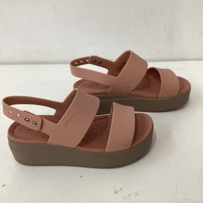 Crocs Womens  Lite Ride dusty pink  Size 5 sandles