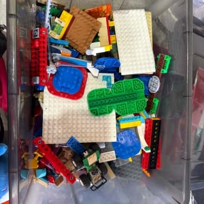 3 kilos of Lego pieces 