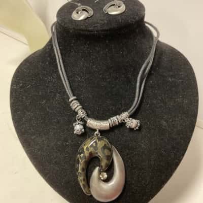  Womens Earrings / Necklace Animal print / Black  / Silver tones