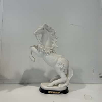 White horse statue 