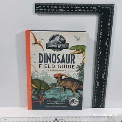 Jurassic World Dinosaur Field Guide Book PreOwned 