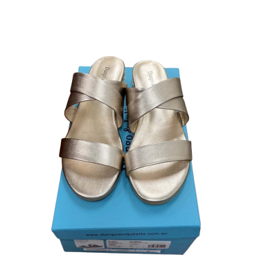 DJANGO & JULIETTE CALDER-DJ CHAMPAGNE LEATHER SLIDES. BRAND NEW IN BOX. SIZE 38