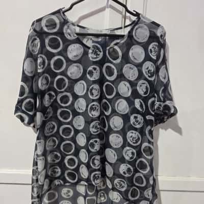 The Ark Womens  Size M Short Sleeve Top 