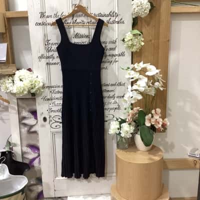 CALLI BRAND! Womens  Size 14 Maxi Dress / Pleated Dress Black! BEAUTIFUL MAXI DRESS! KNITTED TYPE MATERIAL! OFF CENTRE FUNCTIONAL BUTTONS! GREAT FOR A NIGHT OUT OR THOSE COOLER DAYS! 