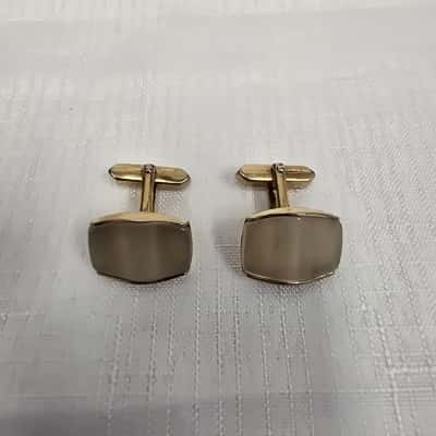 Mens Gold Tone "Smart Set" Cufflinks featuring Mother of Pearl Inlay