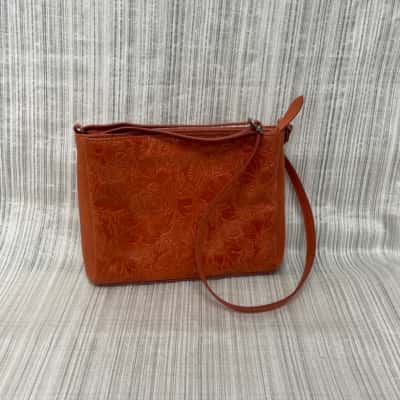 Mabel & Lou Super Pretty Embossed Flower /Reddy Brown/ 3 Pocket Handbag 