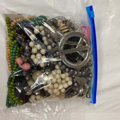 1kg bag of costume jewellery/beading for crafting  (A)