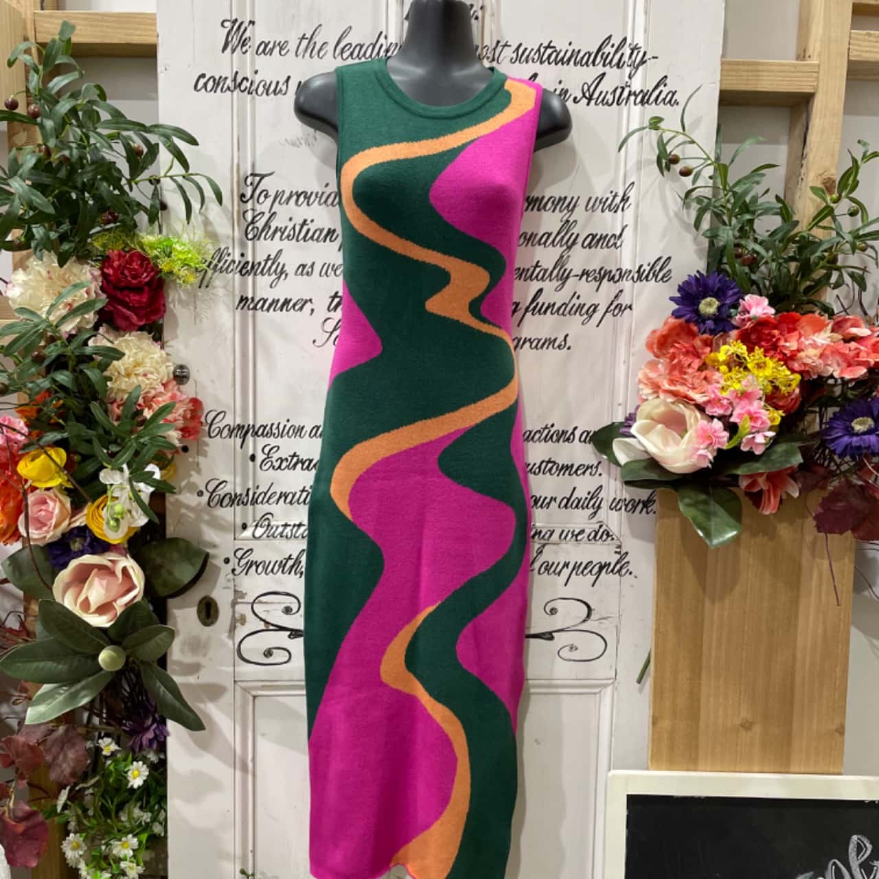 CLEARANCE SALE!! TRENDY BRAND GIANT!! STUNNING BODYCON DRESS!! Yours