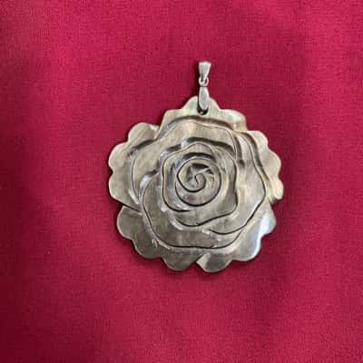  Womens Polished Shell Carved Rose Pendant