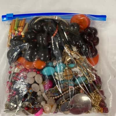1kg bag of costume jewellery/beading for crafting (D)
