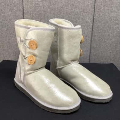UGG boots Unisex  Size 8 Champagne / White 