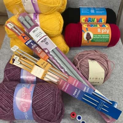 Knitting pack! Mixed bag of yarn, 4x sets knitting no needles and 4x stitch counters