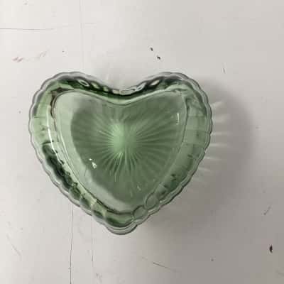 Glass heart trinket box -green 