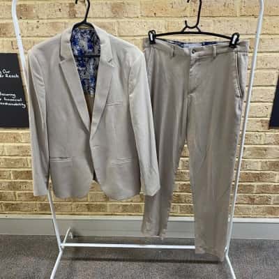 Yd. Mens sand suit Size 34 / 42 