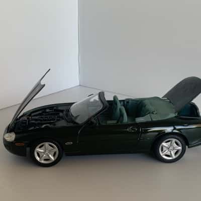 Maisto Special Edition 1996 Jaguar XK8 Convertible - 1:18 Scale Diecast Model