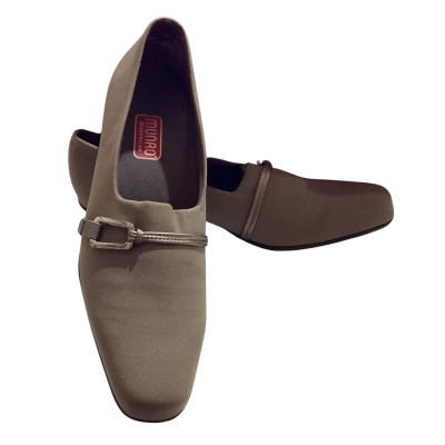  Womens  Size 9 / M Loafers Green Munro American