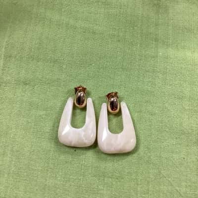  Womens retro ish earring (jb)
