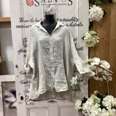 LA SOFIA BRAND!  Womens  Size M / S Button Up Top / Short Sleeve Shirt Beige! MADE IN ITALY WITH 100% LINEN! STUNNING BUTTON UP OVER SIZED SHIRT! BEAUTIFUL BEIGE COLOUR! GREAT FOR A DAY OUT OR A CASUAL LOOK WITH THE COMFORT OF LINEN!