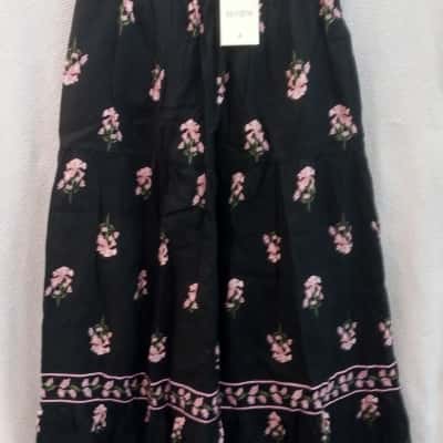 Review Womens  Size 6 Maxi Skirt Black  / Floral / Pink  