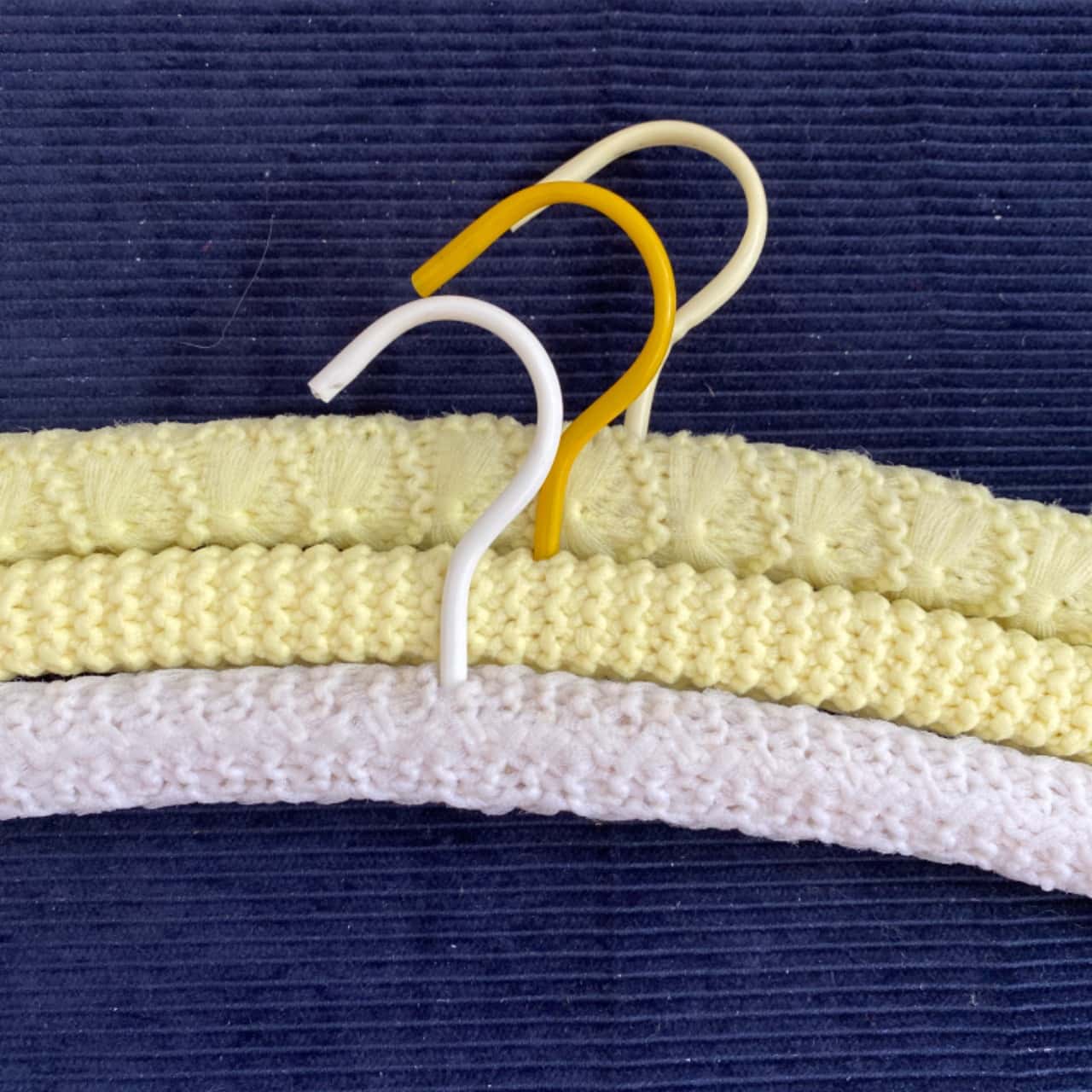 Wool coat hangers white / yellow